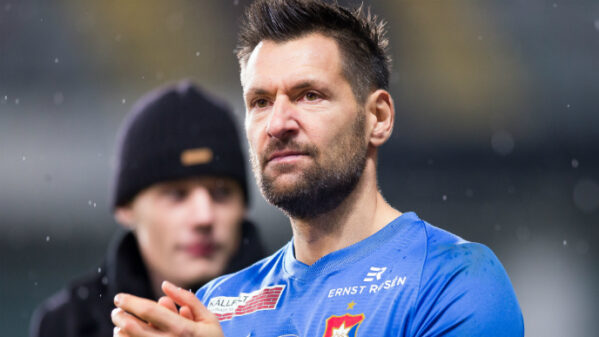 Stojan Lukic byter planen mot bänken