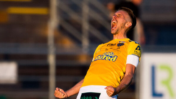 Urstark derbyvändning av decimerat Falkenberg