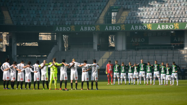 Tyst minut föregår premiärmatcherna