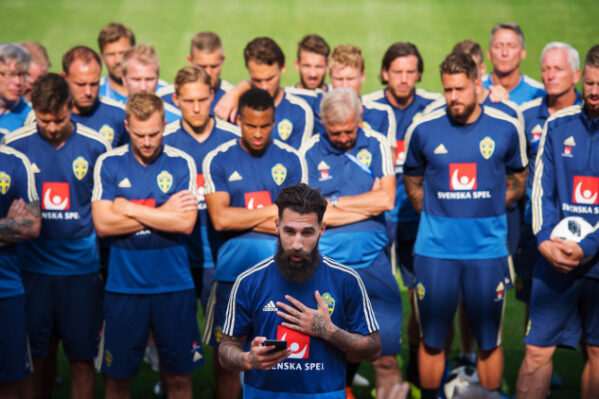 Elitfotbollen sluter upp bakom Durmaz och landslaget